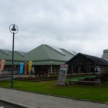 テイクアウトで外の広場でも食べれます