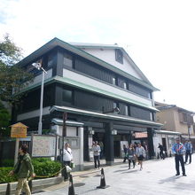 場外馬券売場です