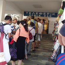 観光を終えたクルーズ船乗客が長蛇の列を作る