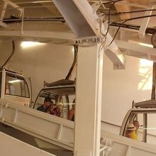 左側のゴンドラが出発。