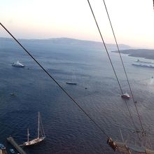 左側に険しい断崖。カルデラの内側であることが分かる