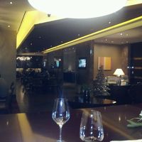 クラブラウンジ内、カクテルタイムは子供は入れません。