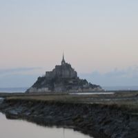 ホテルを出てすぐそばの橋から、朝に撮影しました。