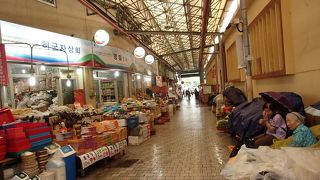 散策するのも楽しい在来市場