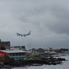 頭上を飛んで空港へ向かう飛行機、迫力満点！