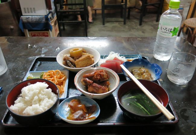 地元の島料理を味わえます