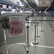 関空のチェックインカウンター。持ち込み荷物は最大７キロまで。