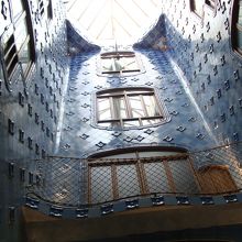 グラデーションまで考え抜かれた美しい青タイル