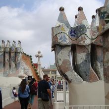 ますます奇抜さの増した排気塔装飾