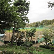 古墳の上から野球場