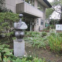 管理事務所と彫刻