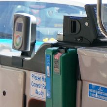 バスに設置されているOpalカード読み取り機（左）