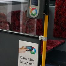 バスの降車ドア付近のOpalカード読み取り機と注意書き