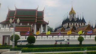 変わった形の建物が有ります。