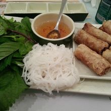 揚げ春巻き。香草もついてくるので、それで巻いて食べます。