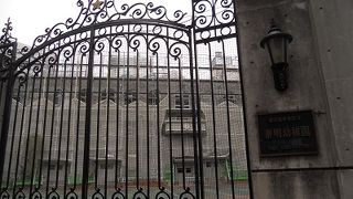 フランス門が美しい小学校 