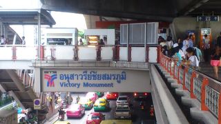 周辺に乗り合いバンの乗り場が沢山。