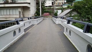 こじんまりとした橋から眺める峡谷