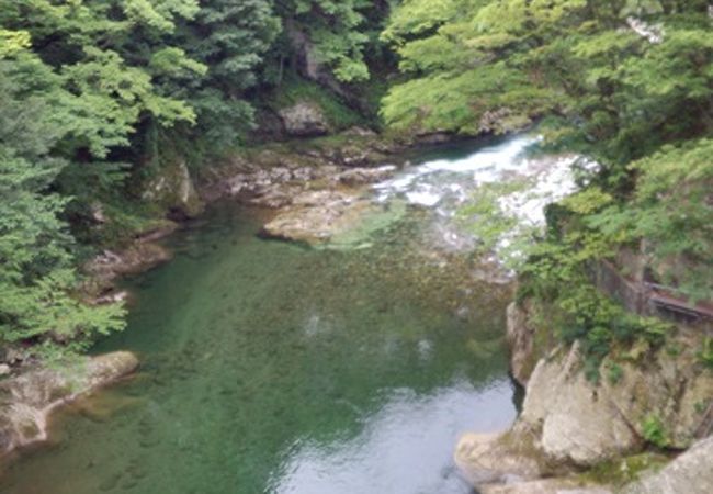 豊富な水流と美しい峡谷