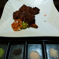 「近江牛の炭火焼き」 わさび塩など５種類の塩でいただきます。