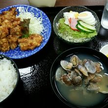 唐揚げ、貝汁など