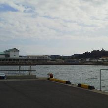 左端の建物です