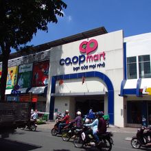 外観です。ちょうどこのCoopMartと書いてるところが入口