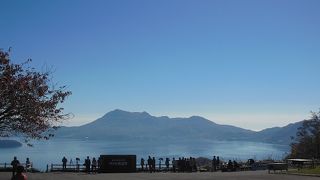 湖の中の島々が映ってとてもキレイ