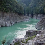 休憩地点で瀞ホテルの方に登って行くと、瀞八丁の絶景を見ることが出来ます