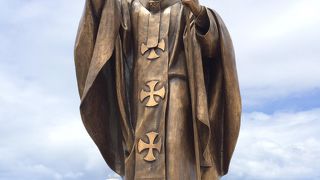 道路の真ん中にあります