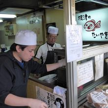 もう一人の店員さんが鯛の形を整え袋詰めします