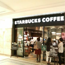 丸ビルの地下入口付近のコーヒー店。行列ができてました。