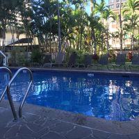 プールです。プールサイドの芝生でＢＢＱできるようです。