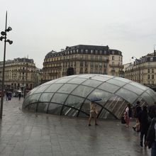 外にはこんな感じの未来的なドームも