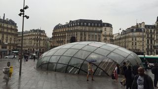 駅の装飾が美術館のようです。この駅が自体が観光地！