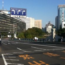 近代美術館前から竹橋交差点方面を望む