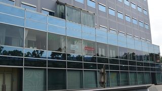 金沢区埋立地に立つハイテク支援施設