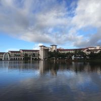 池越しに見たレオパレスリゾートグアム本館