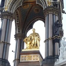 まぶしいほどの金色です。。。