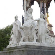 そして、これは多分山羊。　角が巻いているし。