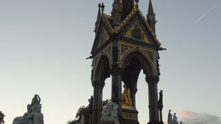 とにかく大きい、記念碑です。