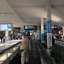 駅改札をおりてすぐ。表示がわかりやすいです。