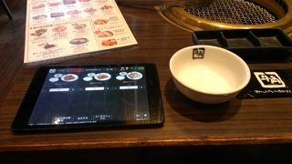 テーブルにタブレット