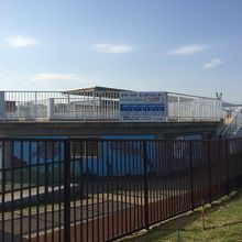 ガリンコ号の乗り場の前にあります。