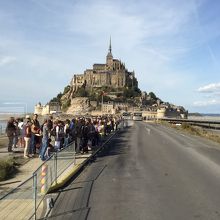 バス停はシャトルバスの近くです