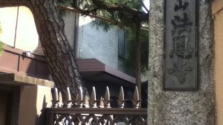 木々の多い静かなお寺