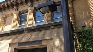 関東大震災で被災したものが屋外で展示されています