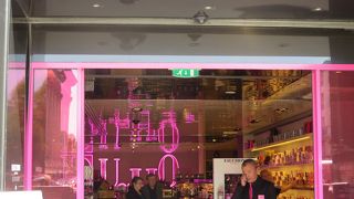 2店舗あり、雑貨からお菓子、お茶など幅広く扱っています。