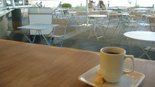 公園を突っ切った先にあります