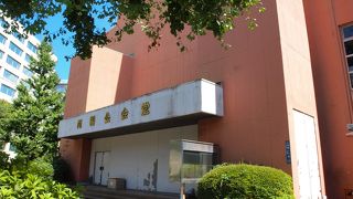 大正１５年建築の円形の劇場は、庭園内からみることをおすすめします